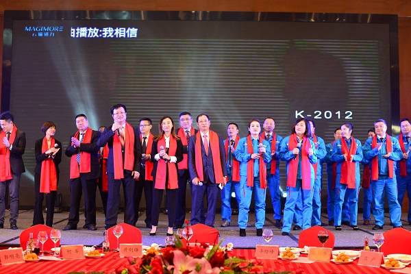 2圖為集團(tuán)、各分子公司高管獻(xiàn)唱《我的未來(lái)不是夢(mèng)》.jpg