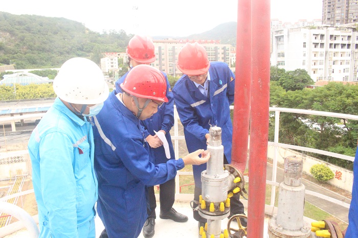 F:\yf\官網(wǎng)oa推文及圖片年‚209\省、市、區(qū)各級市場監(jiān)督管理局蒞臨曠遠(yuǎn)能源股份有限公司督導(dǎo)調(diào)研燃?xì)馓胤N設(shè)備安全工作(1)\省、市、區(qū)各級市場監(jiān)督管理局檢查圖片.jpg